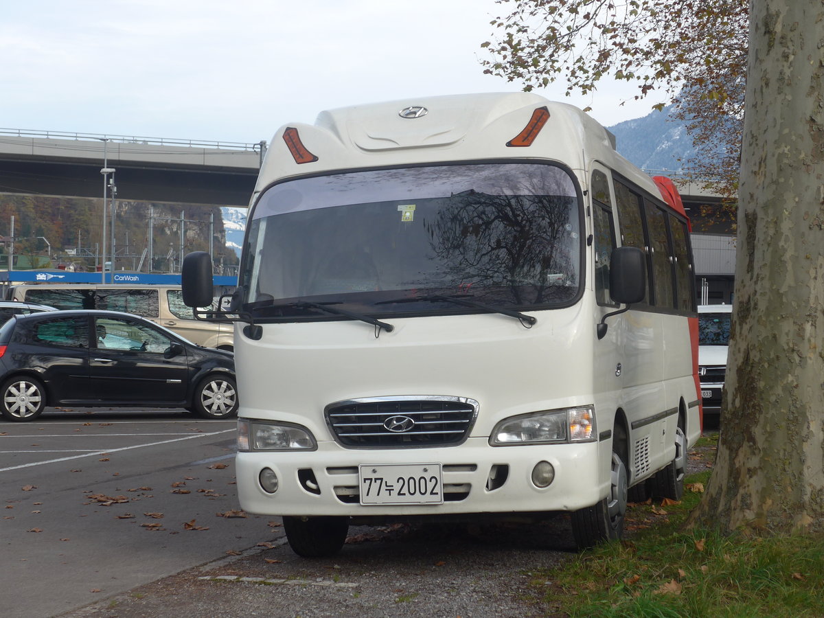 (211'044) - Aus S�dkorea: ??? - 77LT2002 - Hyundai am 11. November 2019 beim Bahnhof Interlaken Ost