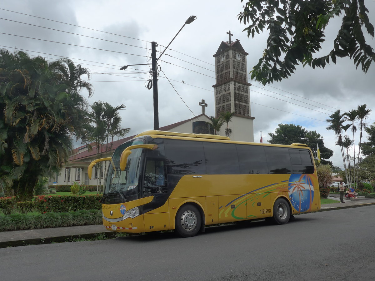 (211'813) - Trans Mira Tours, Palmira - 2625 - Yutong am 20. November 2019 in La Fortuna, Kirche