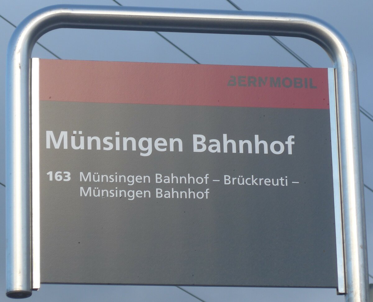 (212'889) - BERNMOBIL-Haltestellenschild - M�nsingen, Bahnhof - am 14. Dezember 2019