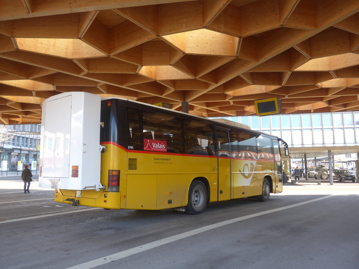 (213'332) - Ev�quoz, Erde - VS 60'650 - Volvo am 4. Januar 2020 beim Bahnhof Sion