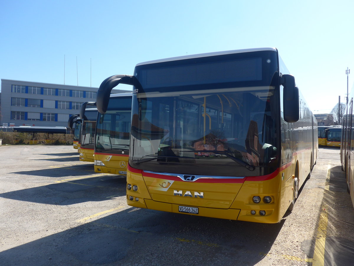 (215'220) - CarPostal Ouest - VD 566'342 - MAN am 15. M�rz 2020 in Yverdon, Garage