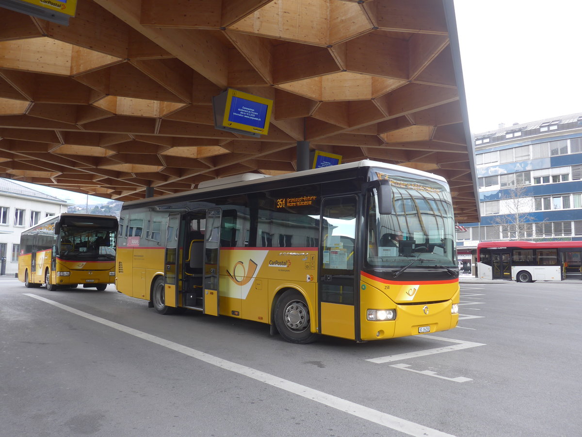 (215'327) - Buchard, Leytron - Nr. 258/VS 84'258 - Irisbus am 20. M�rz 2020 beim Bahnhof Sion