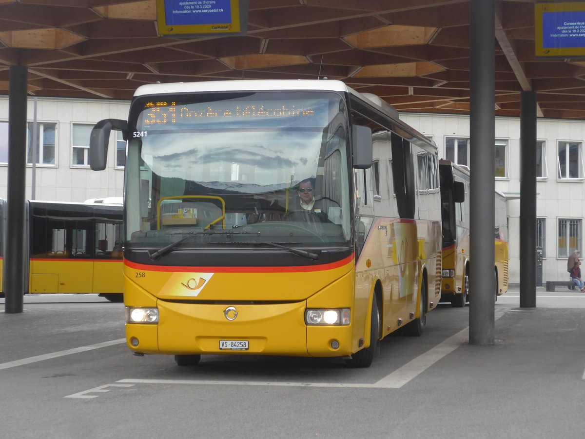 (215'328) - Buchard, Leytron - Nr. 258/VS 84'258 - Irisbus am 20. M�rz 2020 beim Bahnhof Sion