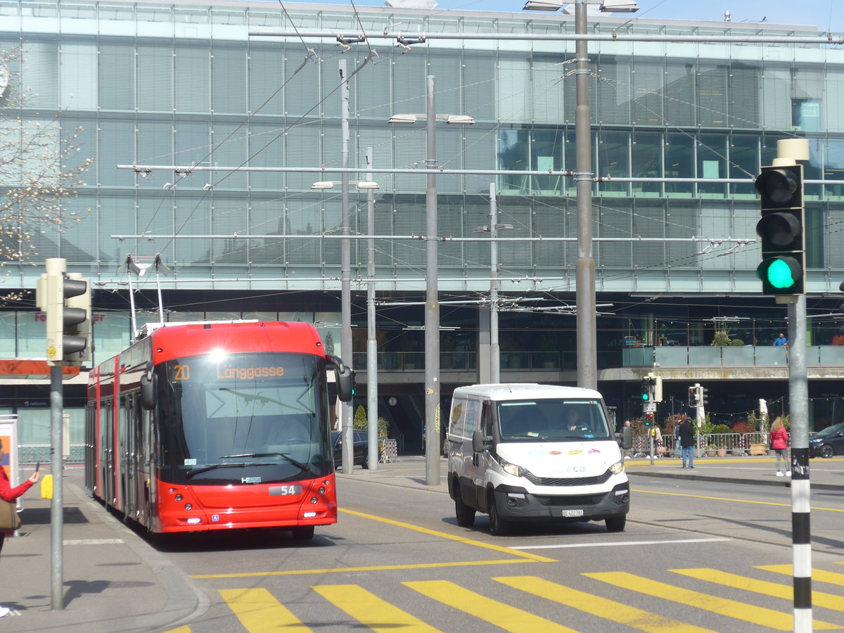 (215'615) - Bernmobil, Bern - Nr. 54 - Hess/Hess Doppelgelenktrolleybus am 27. M�rz 2020 beim Bahnhof Bern