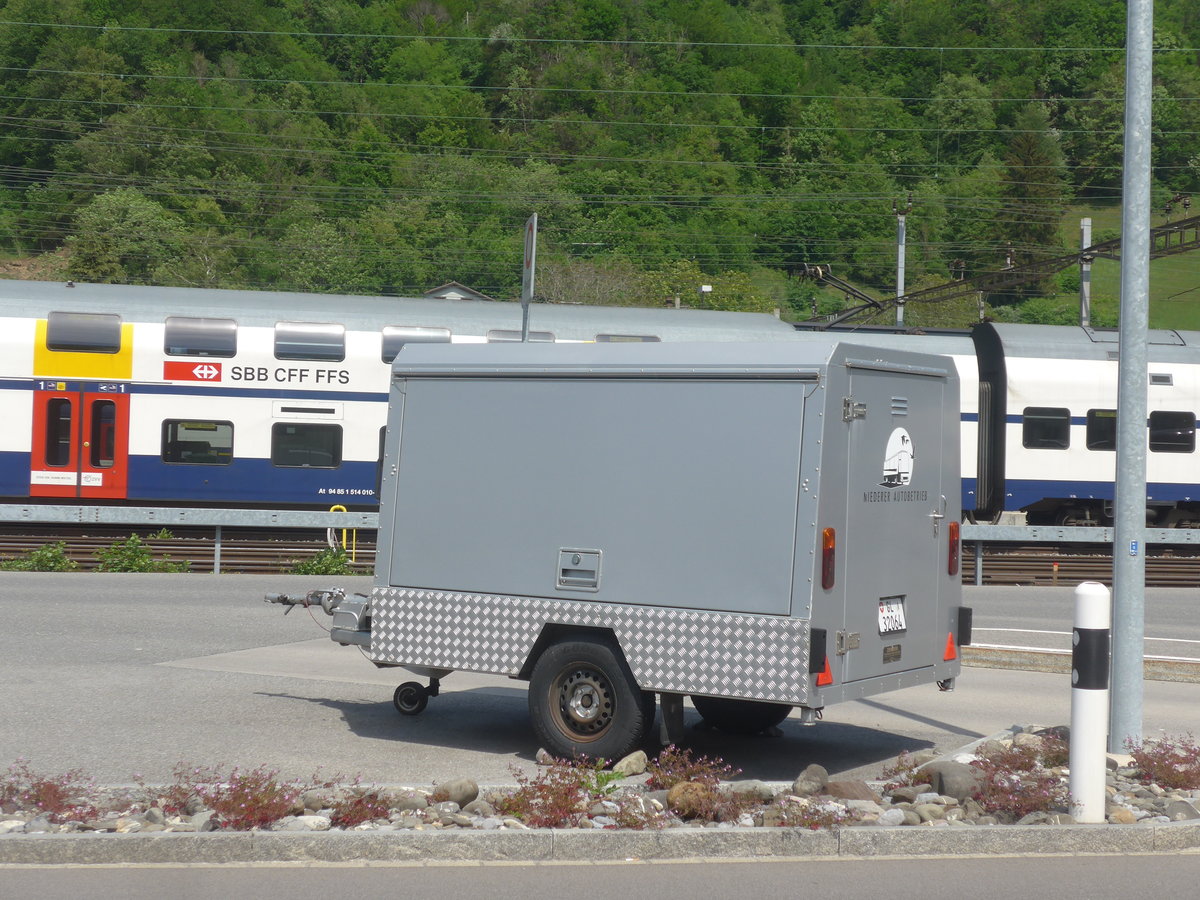 (216'855) - Niederer, Filzbach - GL 32'064 - Zbinden Gep�ckanh�nger (ex P 31'228) am 9. Mai 2020 beim Bahnhof Ziegelbr�cke