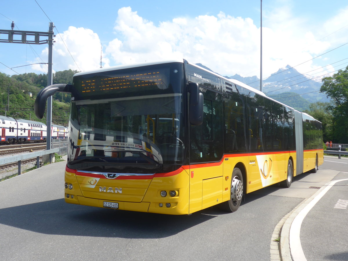 (216'858) - PostAuto Ostschweiz - SZ 125'405 - MAN am 9. Mai 2020 beim Bahnhof Ziegelbr�cke