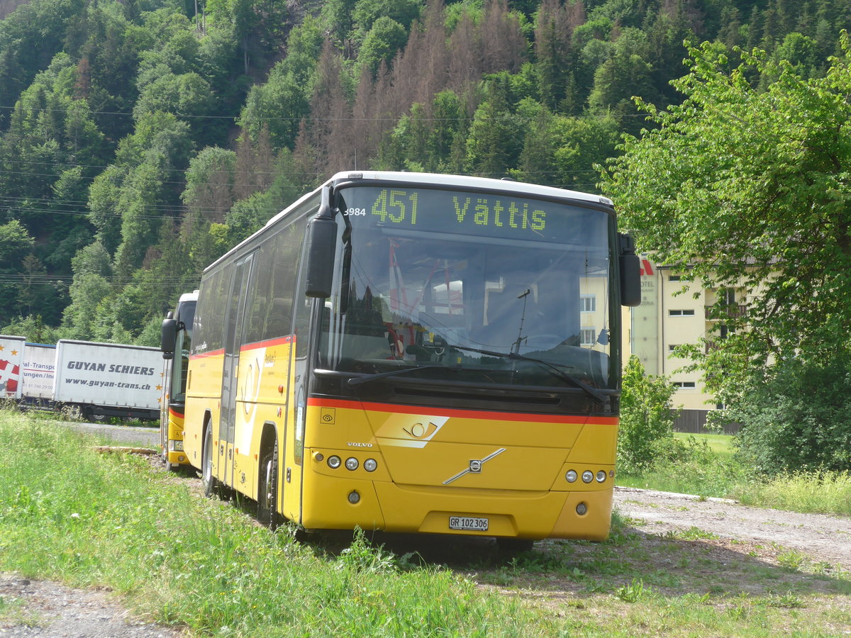 (217'196) - PostAuto Graub�nden - GR 102'306 - Volvo am 23. Mai 2020 beim Bahnhof Schiers