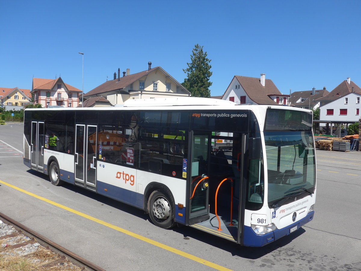 (219'244) - Gen�ve-Tours, Gen�ve - Nr. 981/GE 960'802 - Mercedes am 27. Juli 2020 beim Bahnhof Kerzers