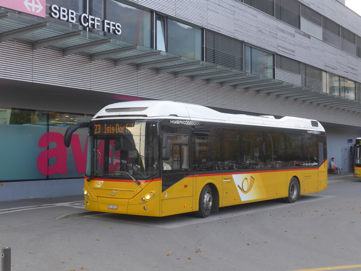 (222'182) - D�nser, Trimmis - GR 95'517 - Volvo am 20. Oktober 2020 beim Bahnhof Landquart