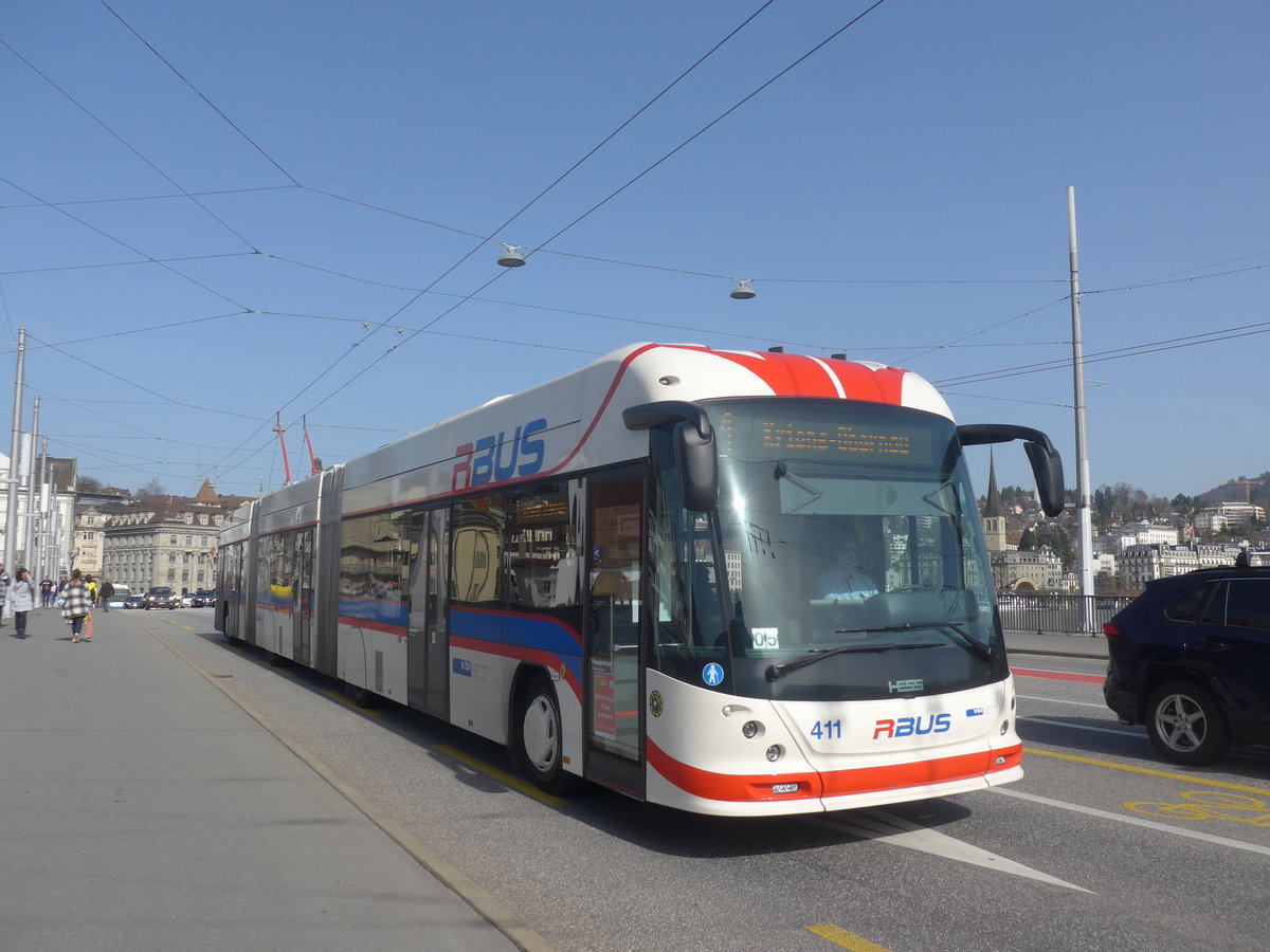 (223'788) - VBL Luzern - Nr. 411 - Hess/Hess Doppelgelenktrolleybus am 26. Februar 2021 in Luzern, Bahnhofbr�cke