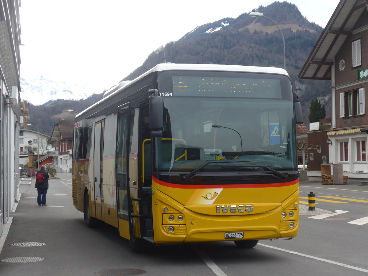 (224'087) - Fl�ck, Brienz - Nr. 25/BE 868'725 - Iveco am 13. M�rz 2021 beim Bahnhof Giswil