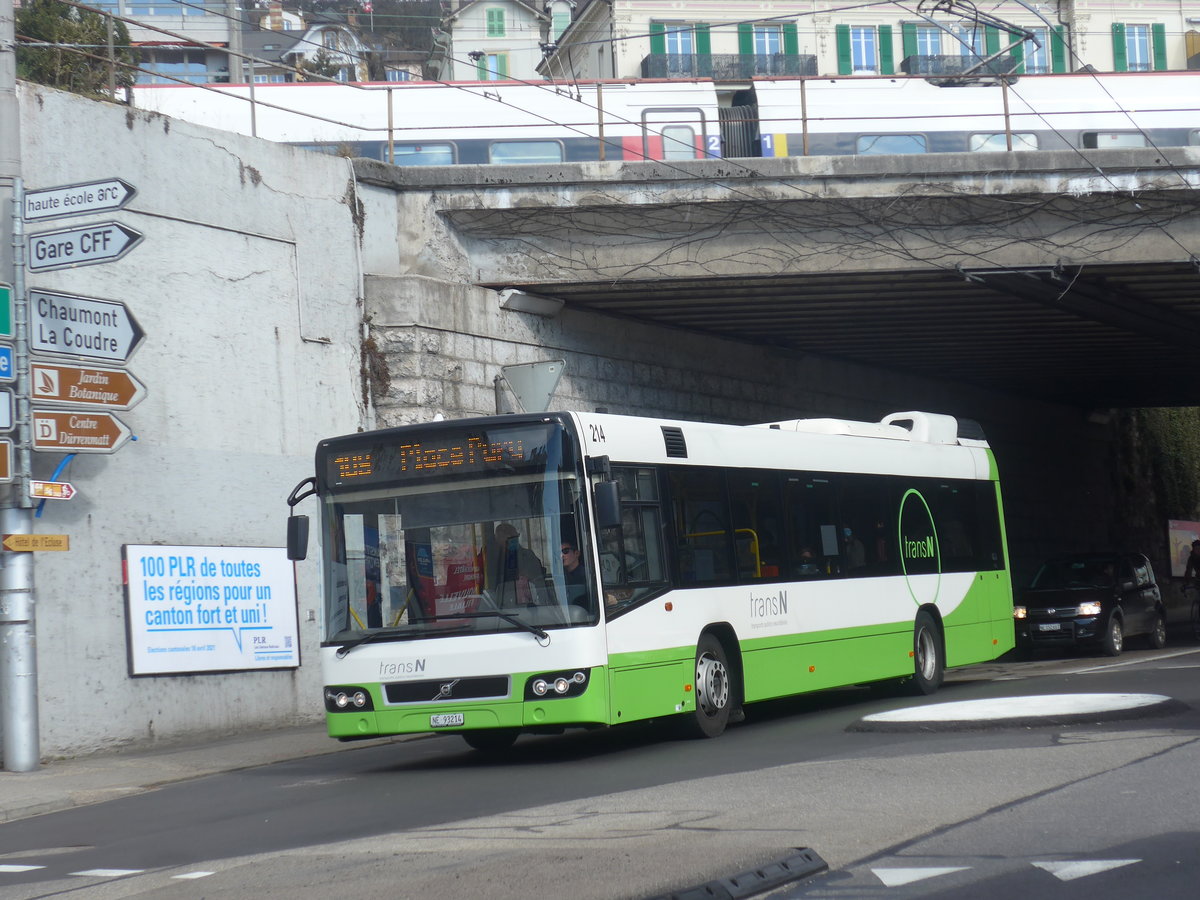 (224'245) - transN, La Chaux-de-Fonds - Nr. 214/NE 93'214 - Volvo (ex TN Neuch�tel Nr. 214) am 20. M�rz 2021 beim Bahnhof Neuch�tel