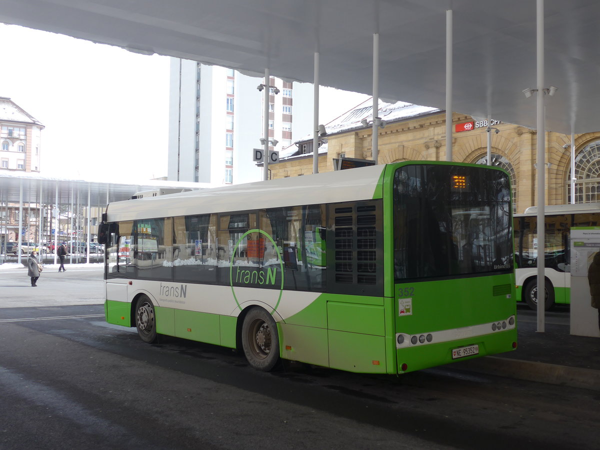 (224'286) - transN, La Chaux-de-Fonds - Nr. 352/NE 95'352 - Solaris (ex TRN La Chaux-de-Fonds Nr. 352) am 20. M�rz 2021 beim Bahnhof La Chaux-de-Fonds