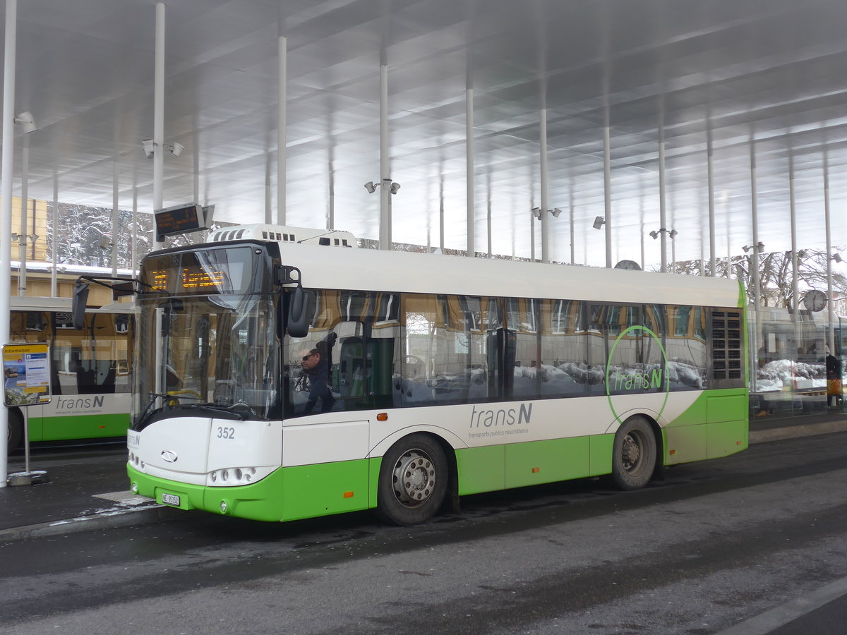 (224'287) - transN, La Chaux-de-Fonds - Nr. 352/NE 95'352 - Solaris (ex TRN La Chaux-de-Fonds Nr. 352) am 20. M�rz 2021 beim Bahnhof La Chaux-de-Fonds