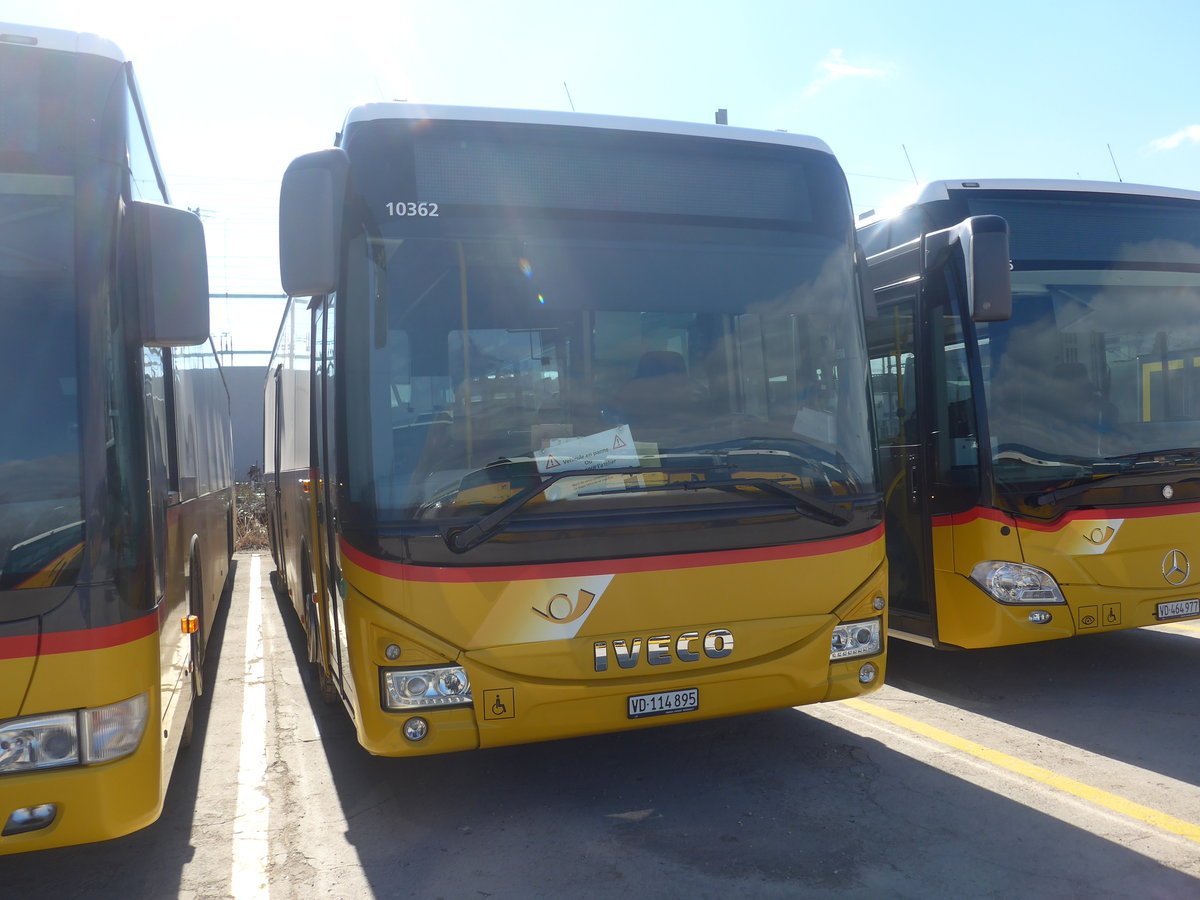 (224'303) - CarPostal Ouest - VD 114'895 - Iveco am 20. M�rz 2021 in Yverdon, Garage