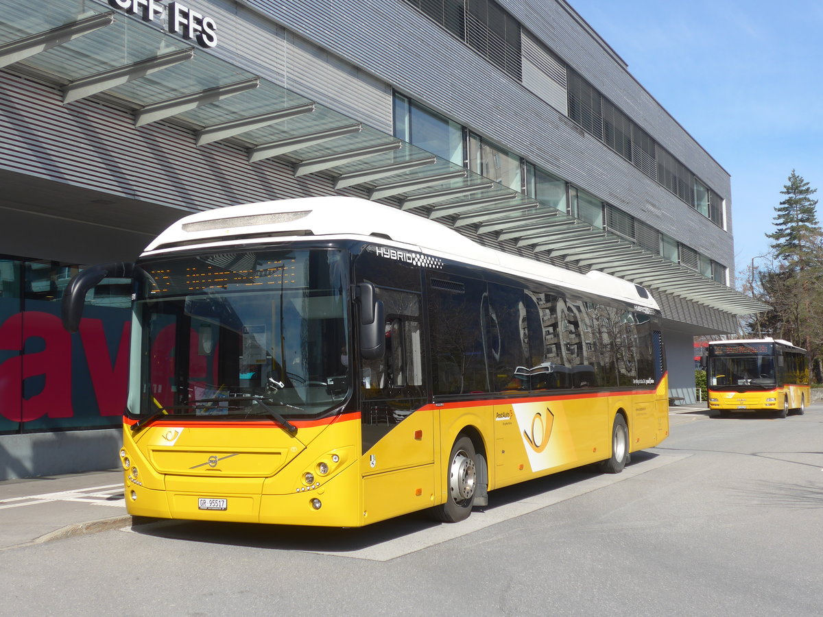 (224'509) - D�nser, Trimmis - GR 95'517 - Volvo am 28. M�rz 2021 beim Bahnhof Landquart