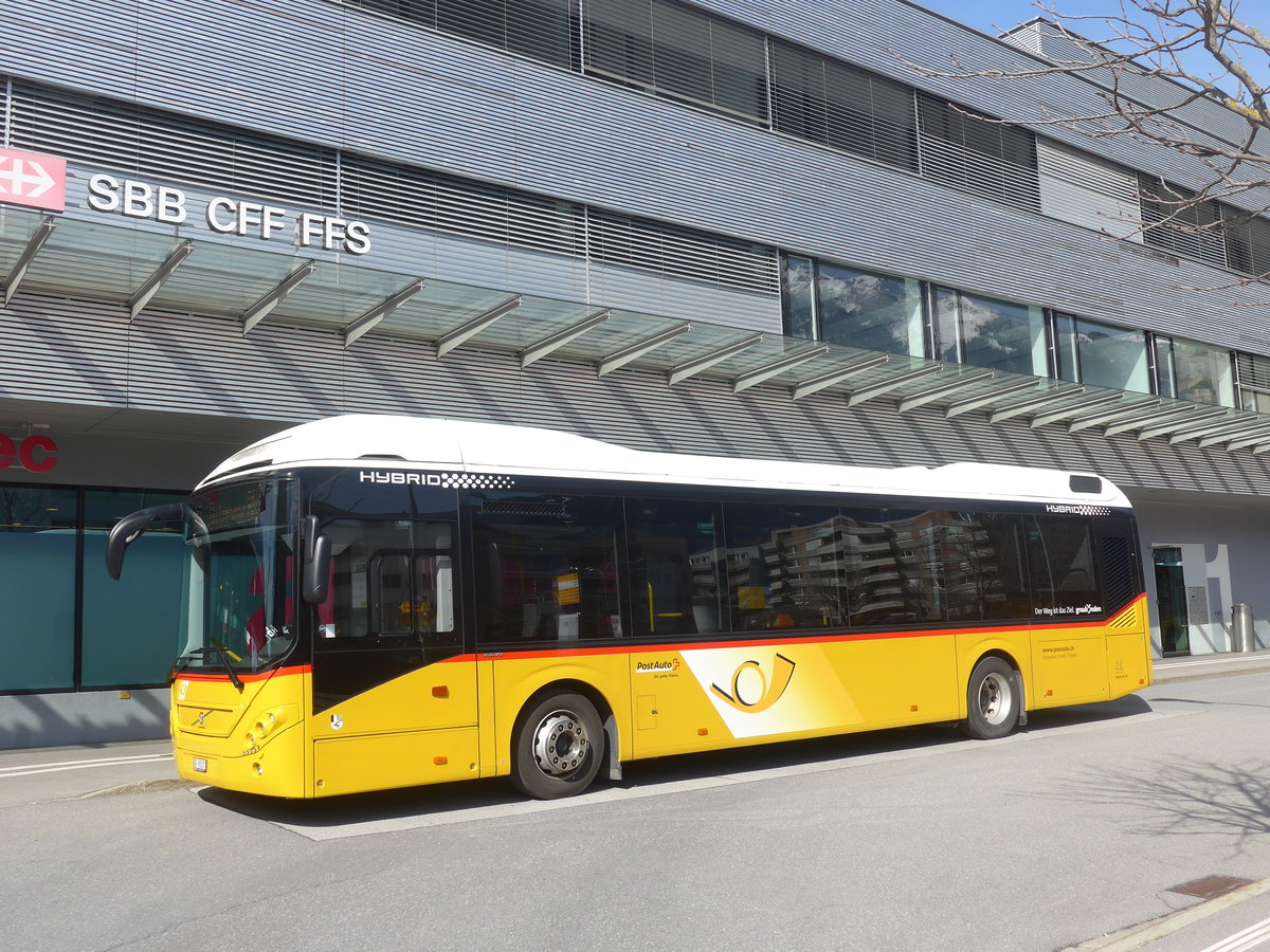 (224'515) - D�nser, Trimmis - GR 95'517 - Volvo am 28. M�rz 2021 beim Bahnhof Landquart