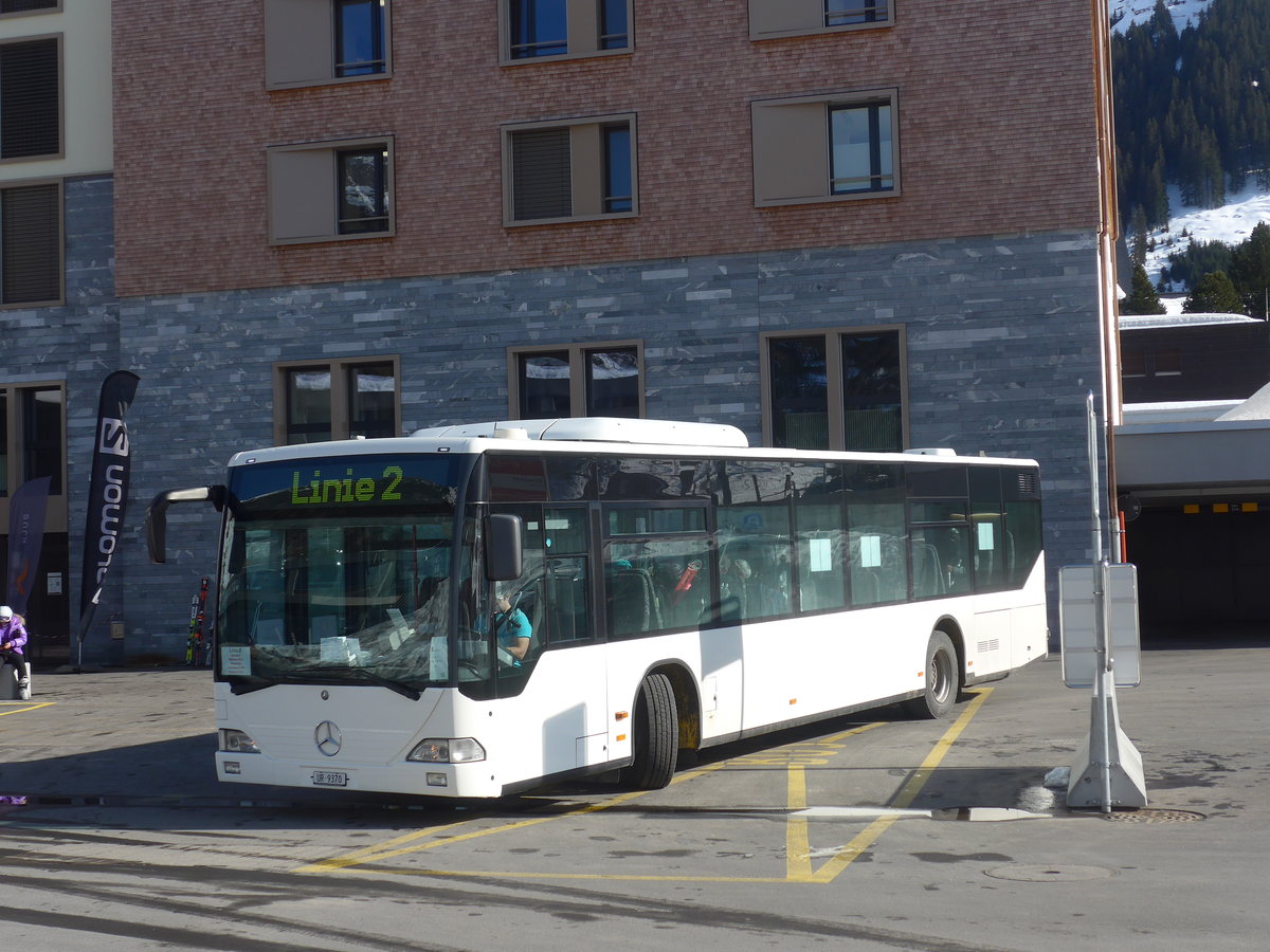 (224'546) - Andermatt-Urserntal Tourismus, Andermatt - UR 9370 - Mercedes am 28. M�rz 2021 in Andermatt, Bahnhofplatz