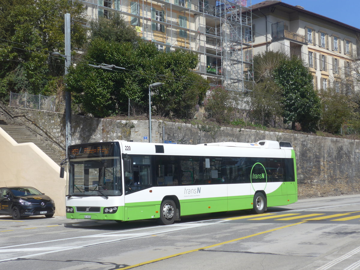 (224'600) - transN, La Chaux-de-Fonds - Nr. 220/NE 99'220 - Volvo (ex TN Neuch�tel Nr. 220) am 29. M�rz 2021 beim Bahnhof Neuch�tel