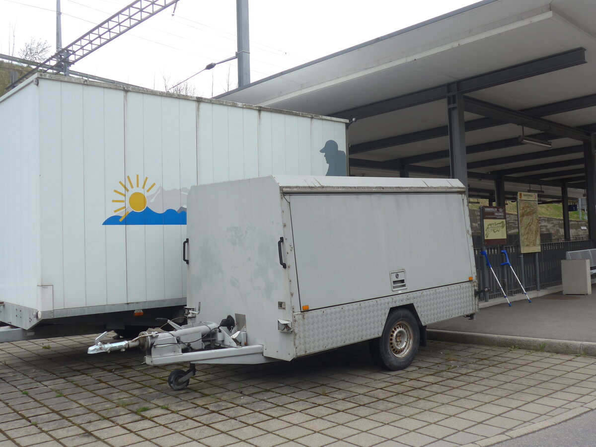 (225'339) - Spring, Schwenden - BE 188'366 - Zbinden Gep�ckanh�nger am 30. April 2021 beim Bahnhof Oey-Diemtigen