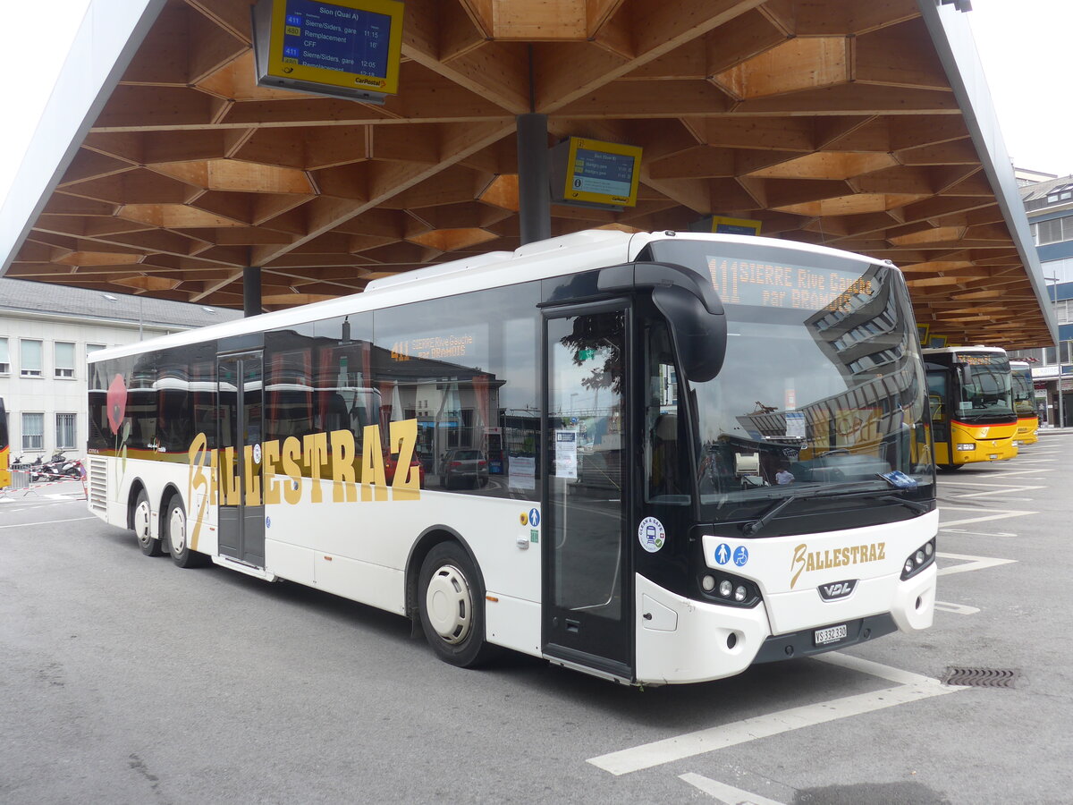 (225'421) - Ballestraz, Gr�ne - VS 332'330 - VDL am 1. Mai 2021 beim Bahnhof Sion
