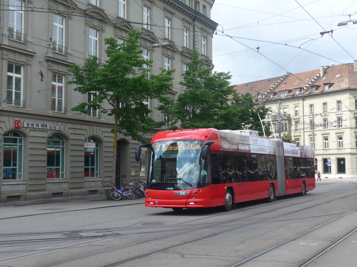 (226'342) - Bernmobil, Bern - Nr. 34 - Hess/Hess Gelenktrolleybus am 11. Juli 2021 beim Bahnhof Bern