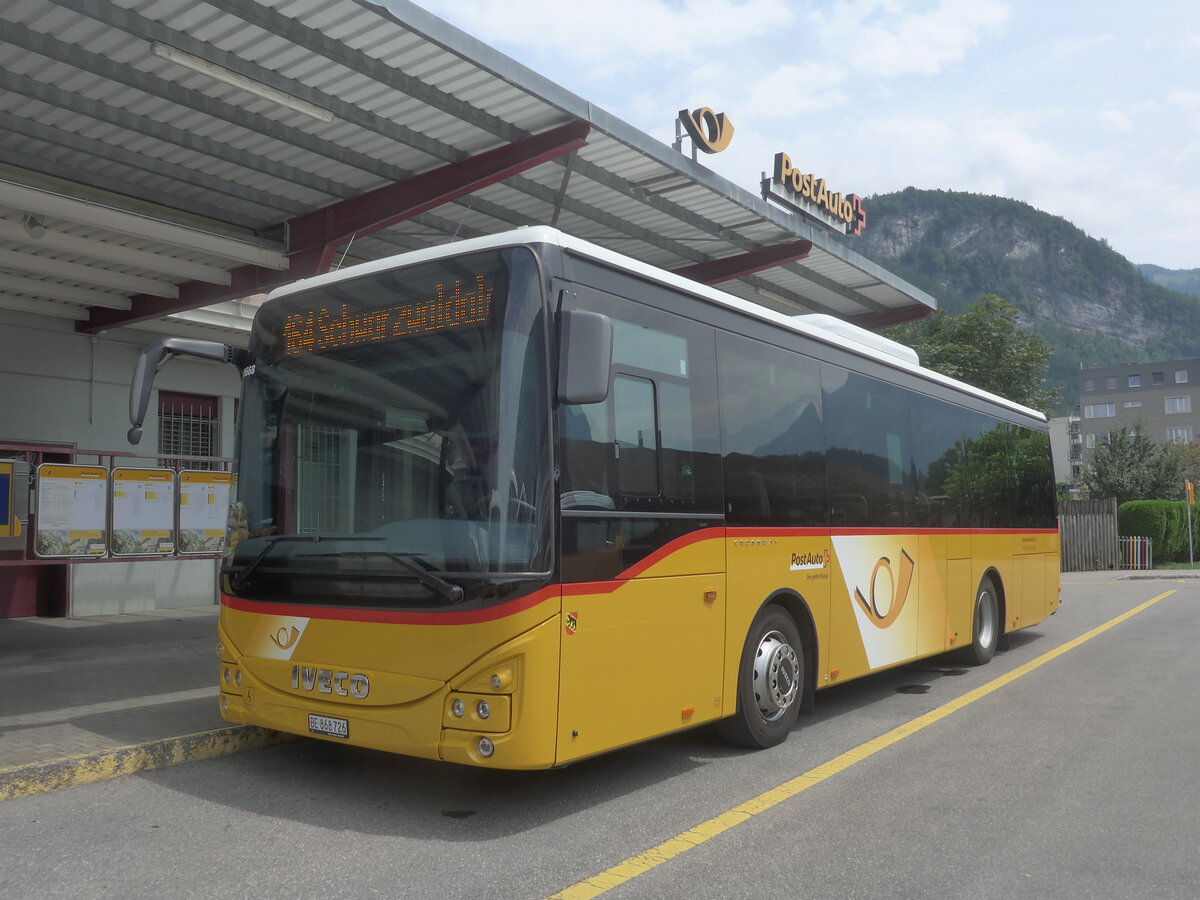 (226'722) - Fl�ck, Brienz - Nr. 26/BE 868'726 - Iveco am 24. Juli 2021 in Meiringen, Postautostation