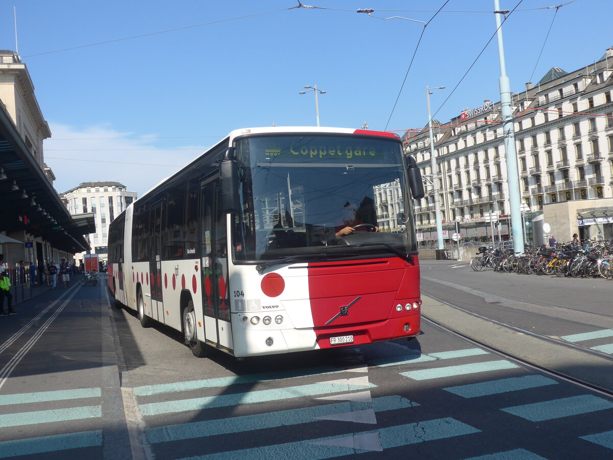 (227'347) - TPF Fribourg - Nr. 104/FR 300'210 - Volvo am 15. August 2021 beim Bahnhof Gen�ve