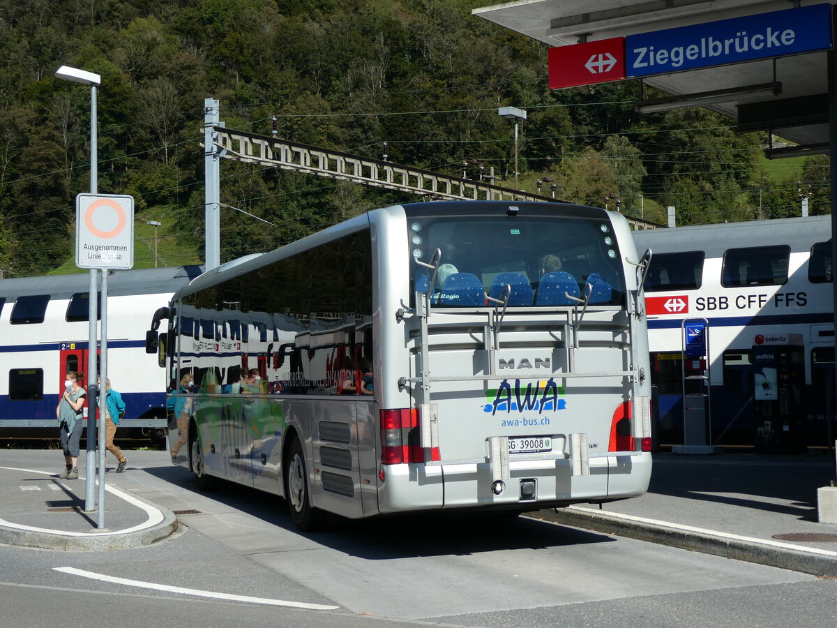 (228'578) - AWA Amden - Nr. 8/SG 39'008 - MAN am 2. Oktober 2021 beim Bahnhof Ziegelbr�cke