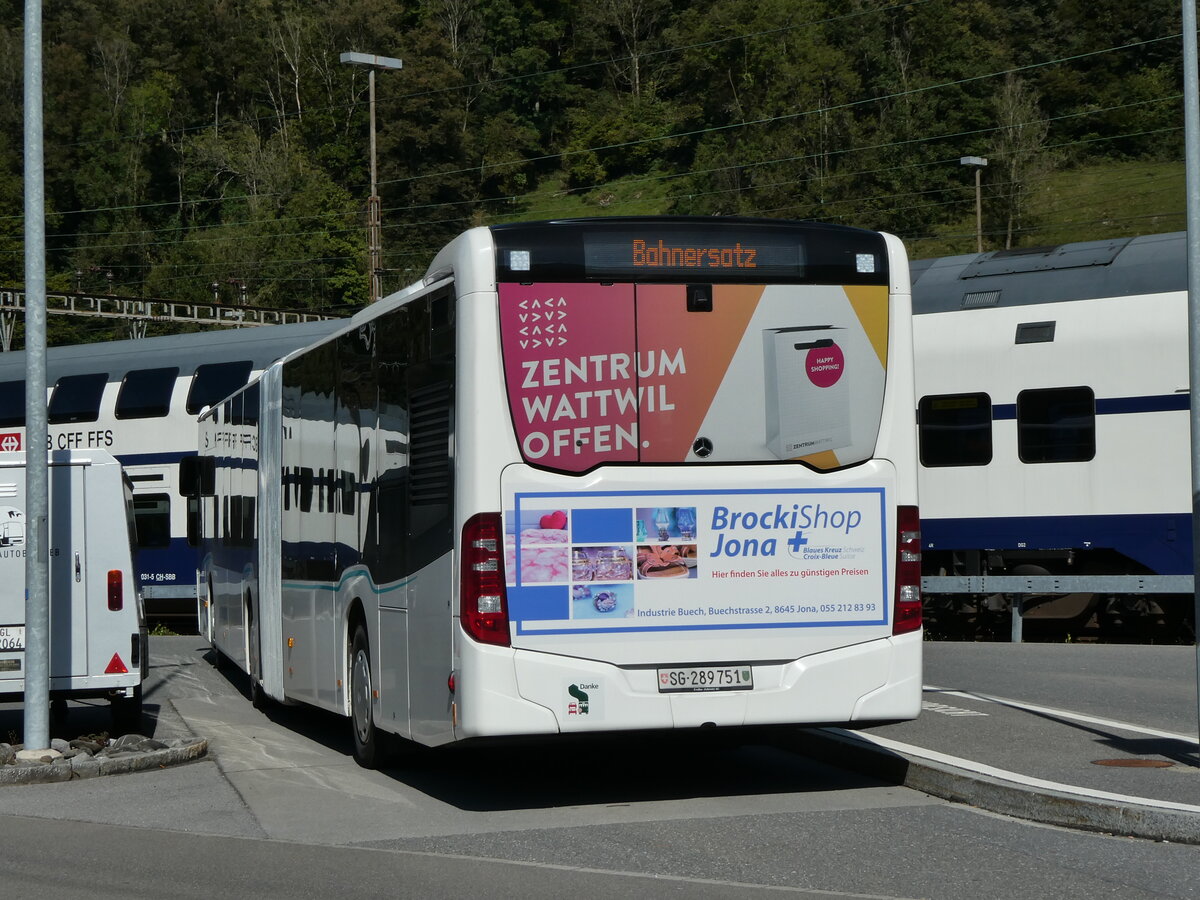 (228'585) - Schneider, Ermenswil - Nr. 3/SG 289'751 - Mercedes am 2. Oktober 2021 beim Bahnhof Ziegelbr�cke