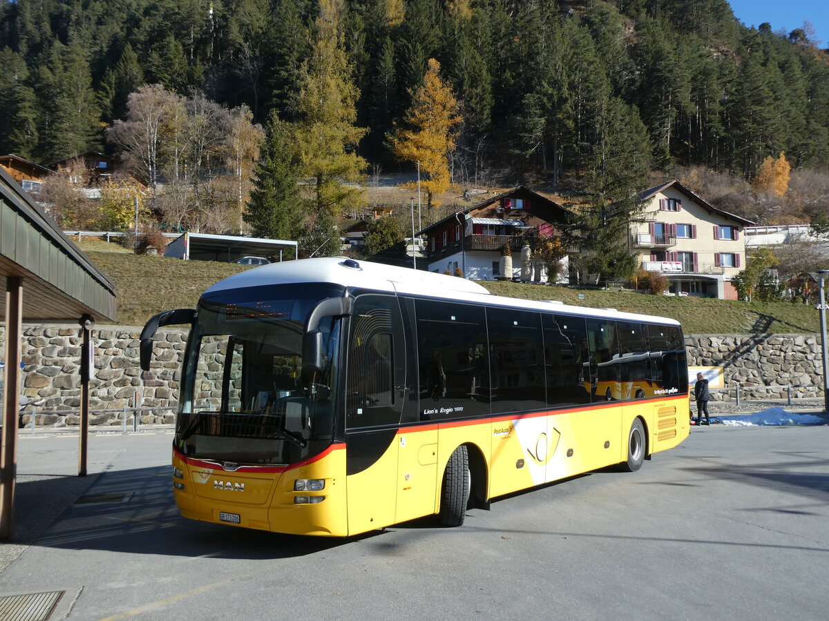 (230'004) - PostAuto Graub�nden - GR 173'206 - MAN am 6. November 2021 beim Bahnhof Tiefencastel