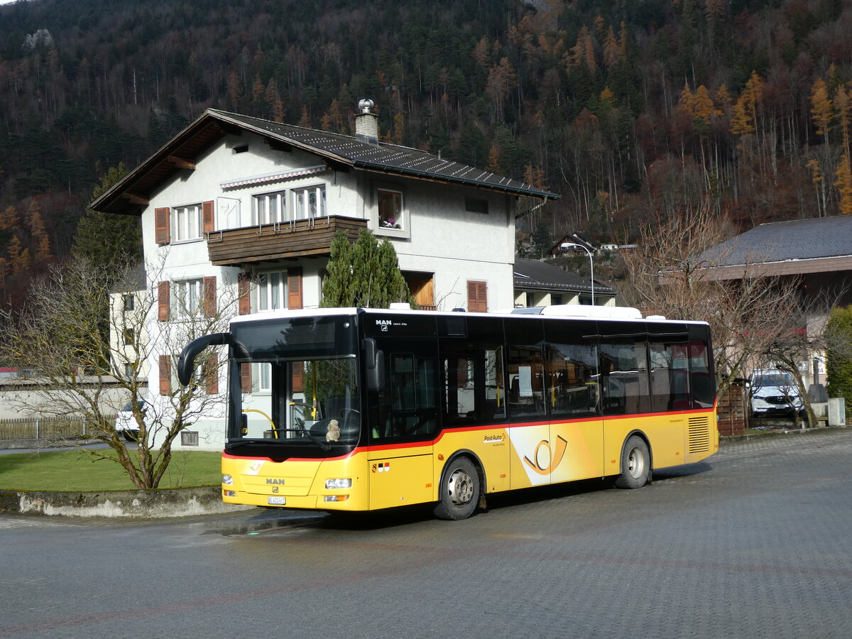 (230'932) - PostAuto Bern - BE 422'461 - MAN/G�ppel (ex AVG Meiringen Nr. 61) am 27. November 2021 in Meiringen, Feuerwehrmagazin