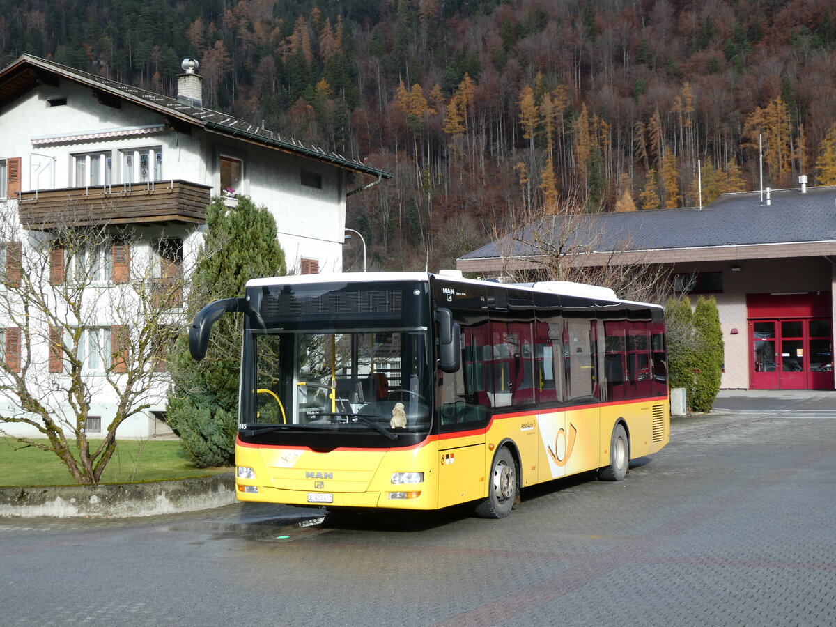 (230'933) - PostAuto Bern - BE 422'461 - MAN/G�ppel (ex AVG Meiringen Nr. 61) am 27. November 2021 in Meiringen, Feuerwehrmagazin