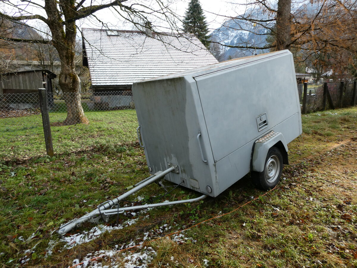(230'939) - PostAuto Bern - BE 180'392 - Gowa Gep�ckanh�nger (ex AVG Meiringen; ex P 30'076) am 27. November 2021 in Meiringen, Garage