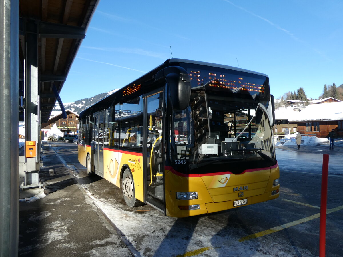 (231'529) - PostAuto Bern - BE 422'461 - MAN/G�ppel (ex AVG Meiringen Nr. 61) am 20. Dezember 2021 beim Bahnhof Gstaad
