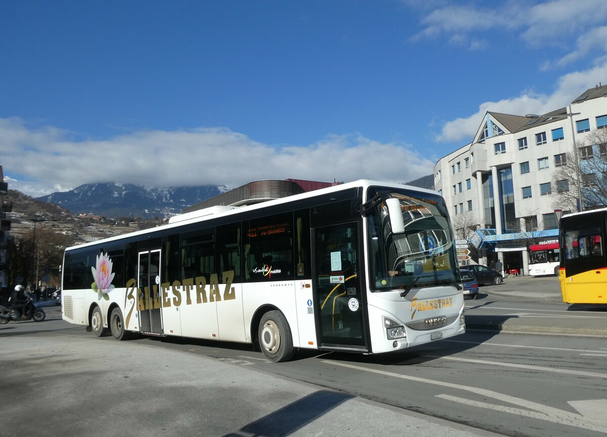 (232'206) - Ballestraz, Gr�ne - VS 494'274 - Iveco (ex Vorf�hrfahrzeug Iveco France) am 21. Januar 2022 beim Bahnhof Sion