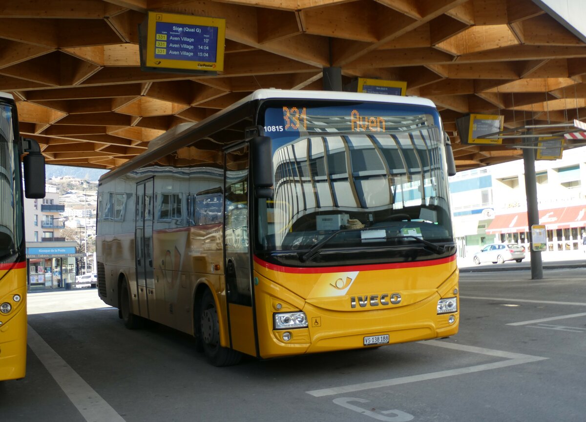 (232'234) - Ev�quoz, Erde - VS 138'188 - Iveco am 21. Januar 2022 beim Bahnhof Sion