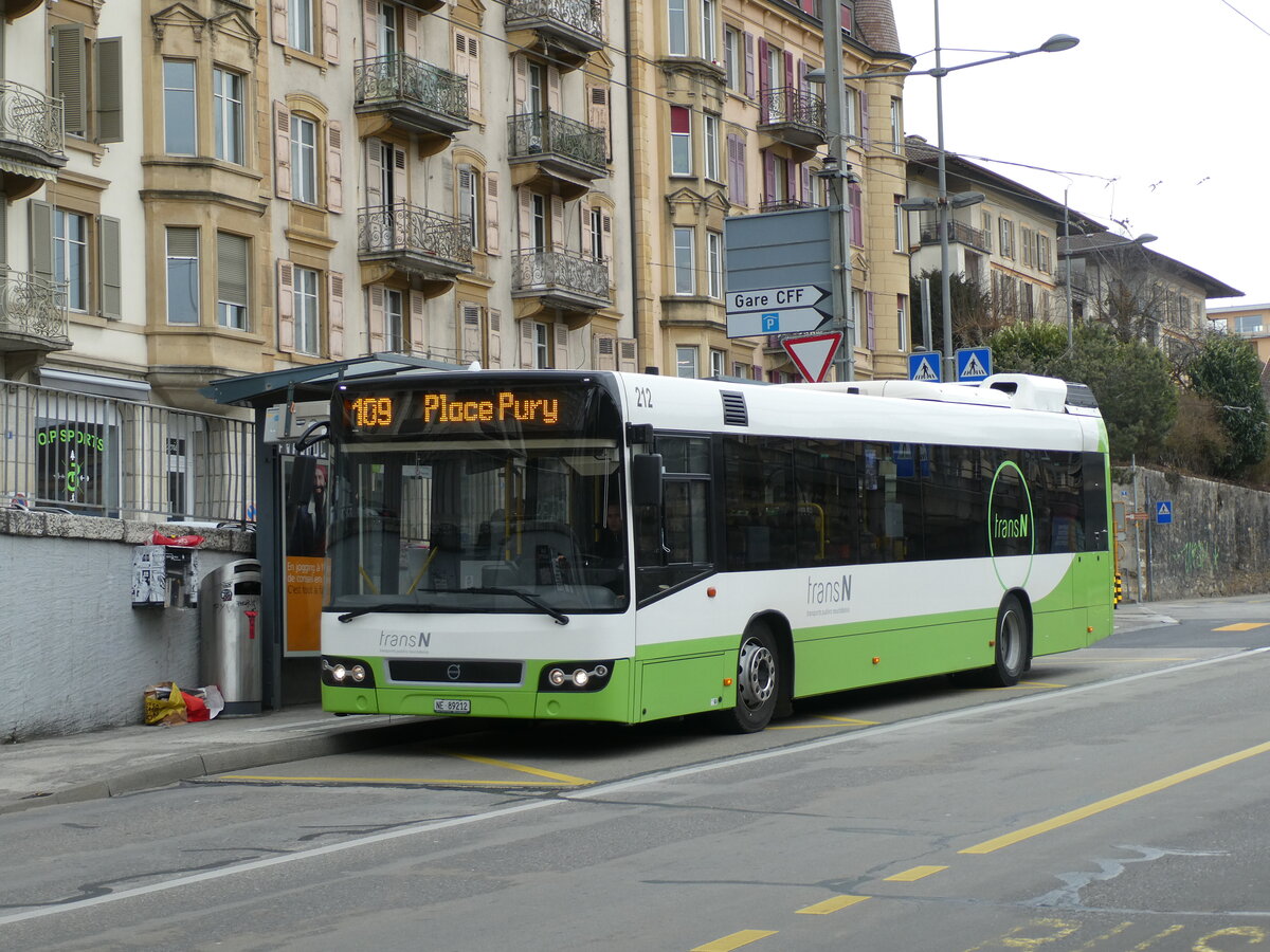 (232'692) - transN, La Chaux-de-Fonds - Nr. 212/NE 89'212 - Volvo (ex TN Neuch�tel Nr. 212) am 6. Februar 2022 am 6. Februar 2022 beim Bahnhof Neuch�tel