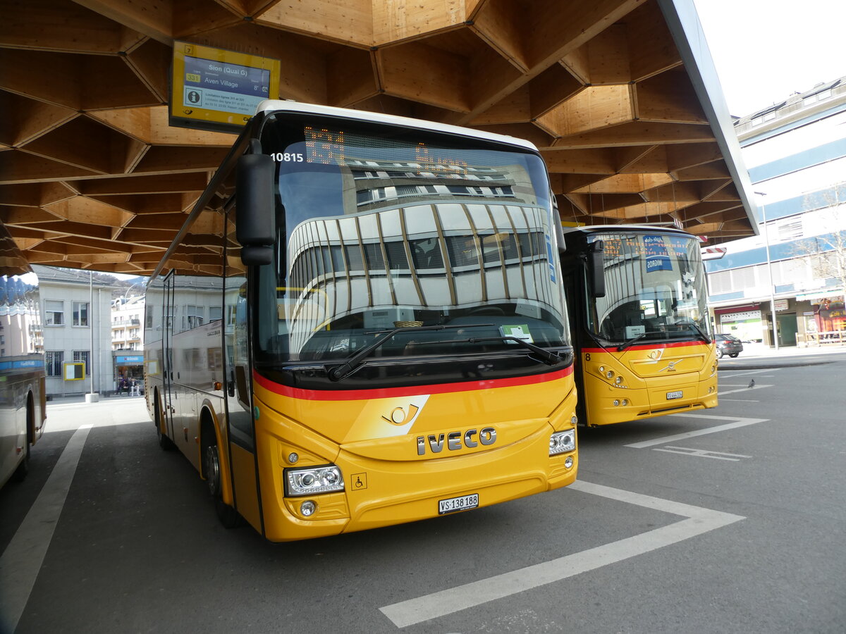 (233'034) - Ev�quoz, Erde - VS 138'188 - Iveco am 20. Februar 2022 beim Bahnhof Sion