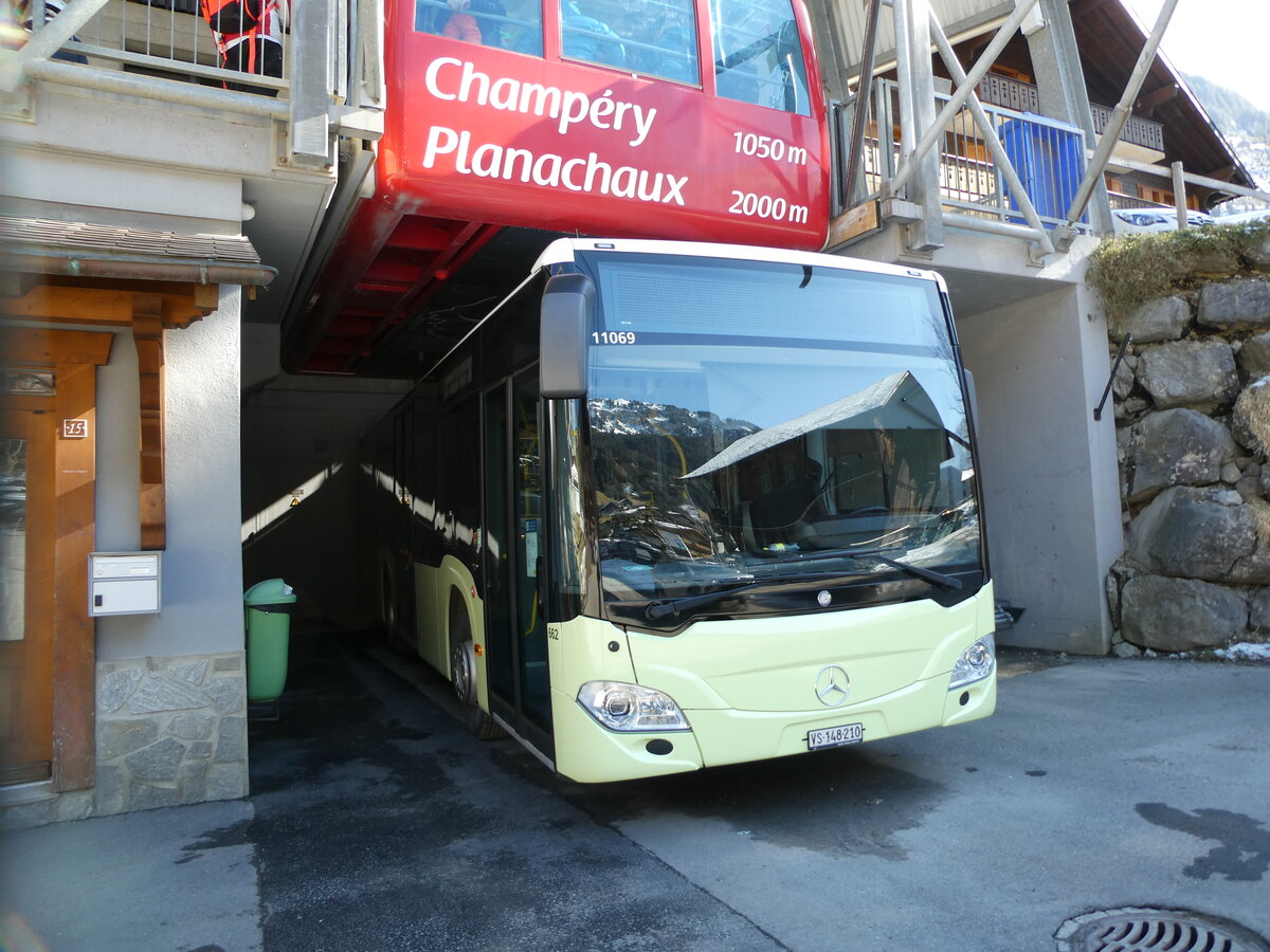 (233'201) - TPC Aigle - Nr. 662/VS 148'210 - Mercedes (ex Nr. CP27) am 26. Februar 2022 beim Bahnhof Champ�ry