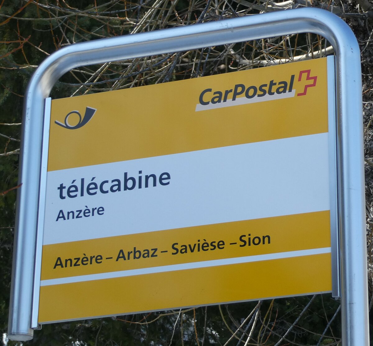 (233'414) - PostAuto-Haltestellenschild - Anz�re, t�l�cabine - am 7. M�rz 2022
