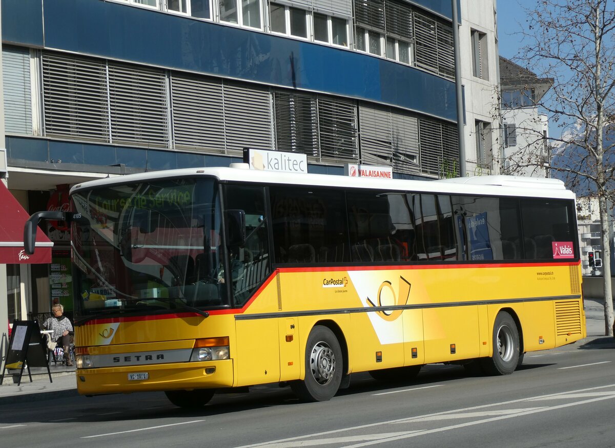 (233'437) - Ev�quoz, Erde - VS 1011 - Setra am 7. M�rz 2022 beim Bahnhof Sion