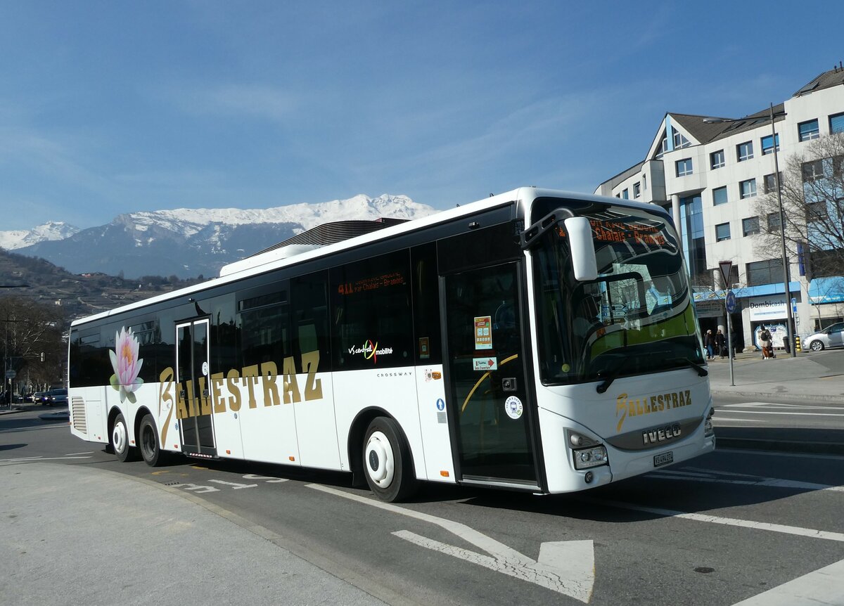 (233'453) - Ballestraz, Gr�ne - VS 494'274 - Iveco (ex Vorf�hrfahrzeug Iveco France) am 7. M�rz 2022 beim Bahnhof Sion