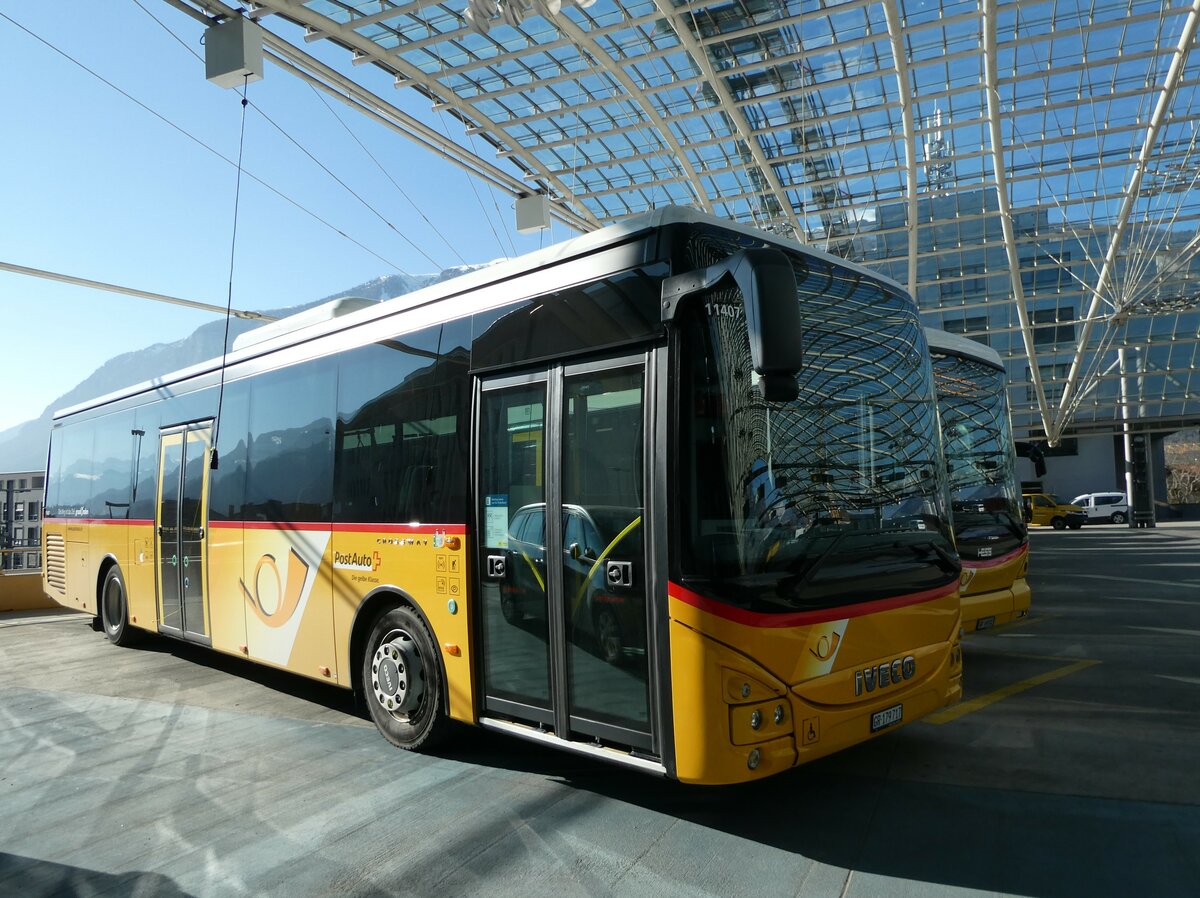 (233'603) - PostAuto Graub�nden - GR 179'717 - Iveco am 9. M�rz 2022 in Chur, Postautostation