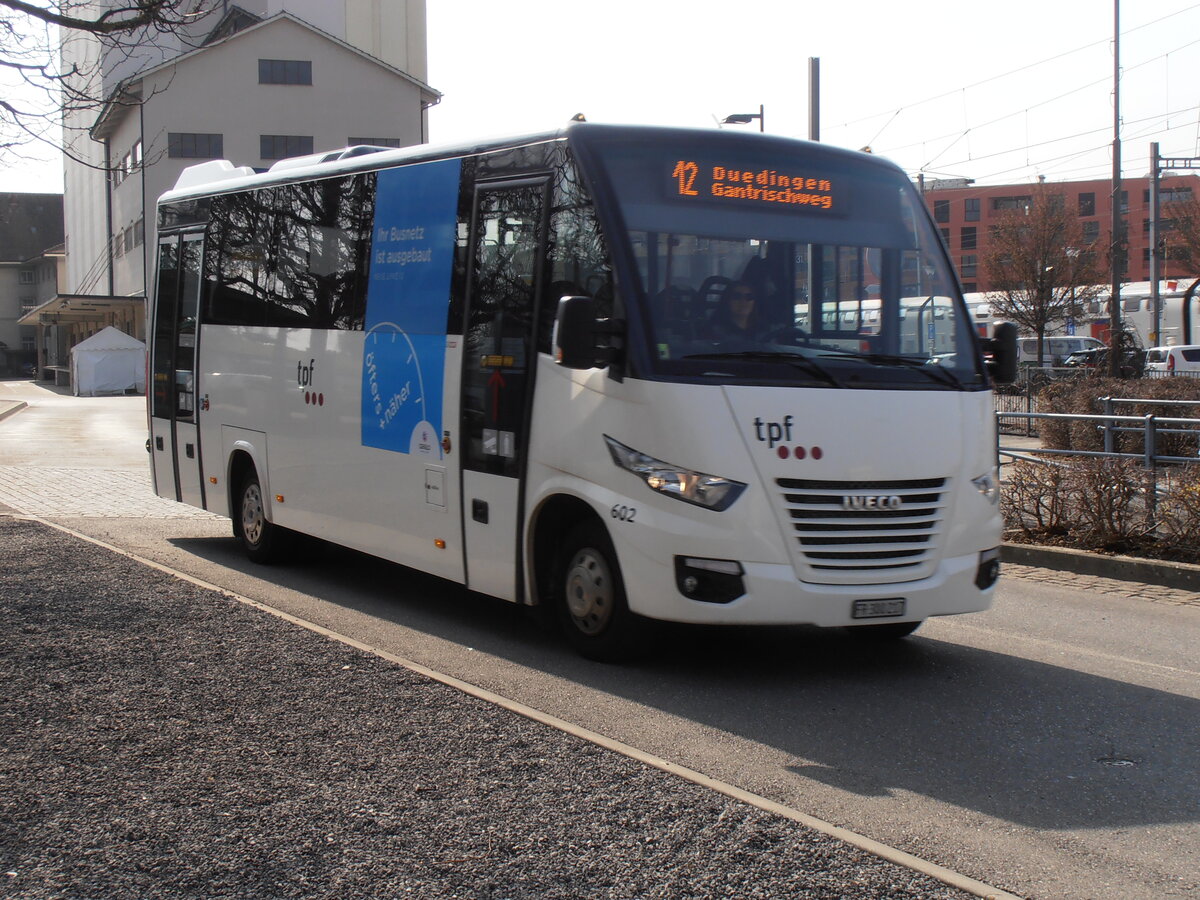 (233'835) - TPF Fribourg - Nr. 602/FR 300'217 - Iveco/ProBus am 12. M�rz 2022 beim Bahnhof D�dingen