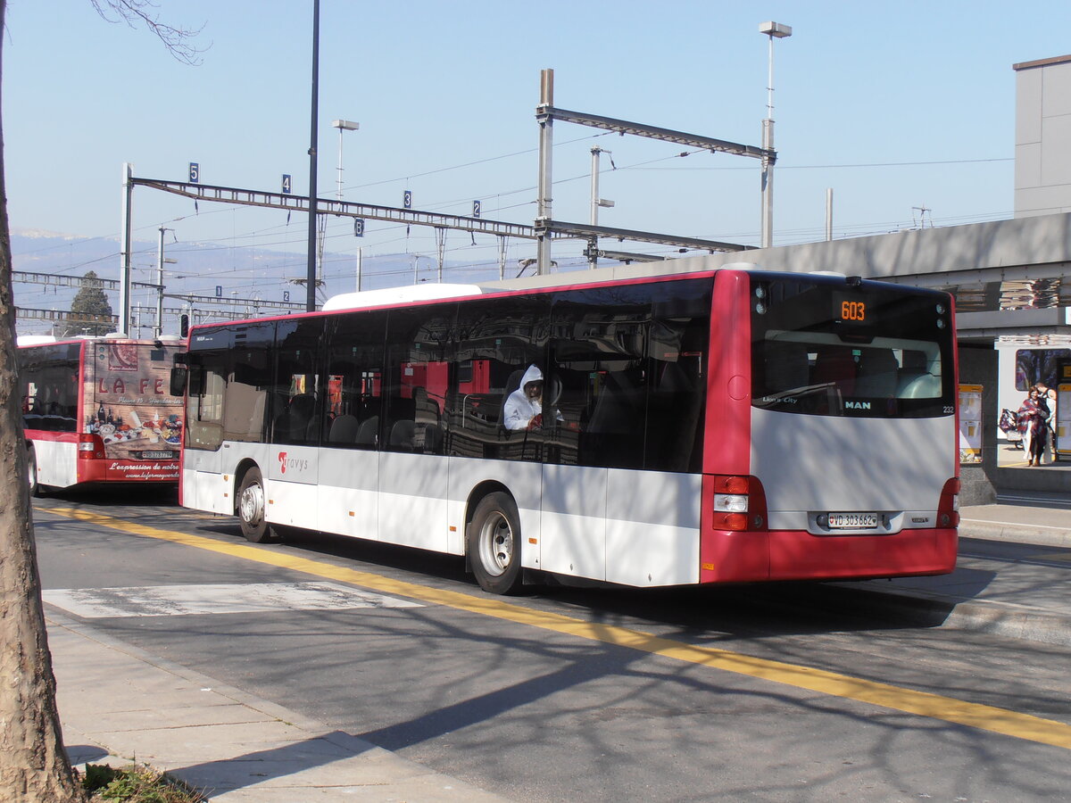 (234'038) - TRAVYS Yverdon - Nr. 232/VD 303'662 - MAN am 20. M�rz 2022 beim Bahnhof Yverdon