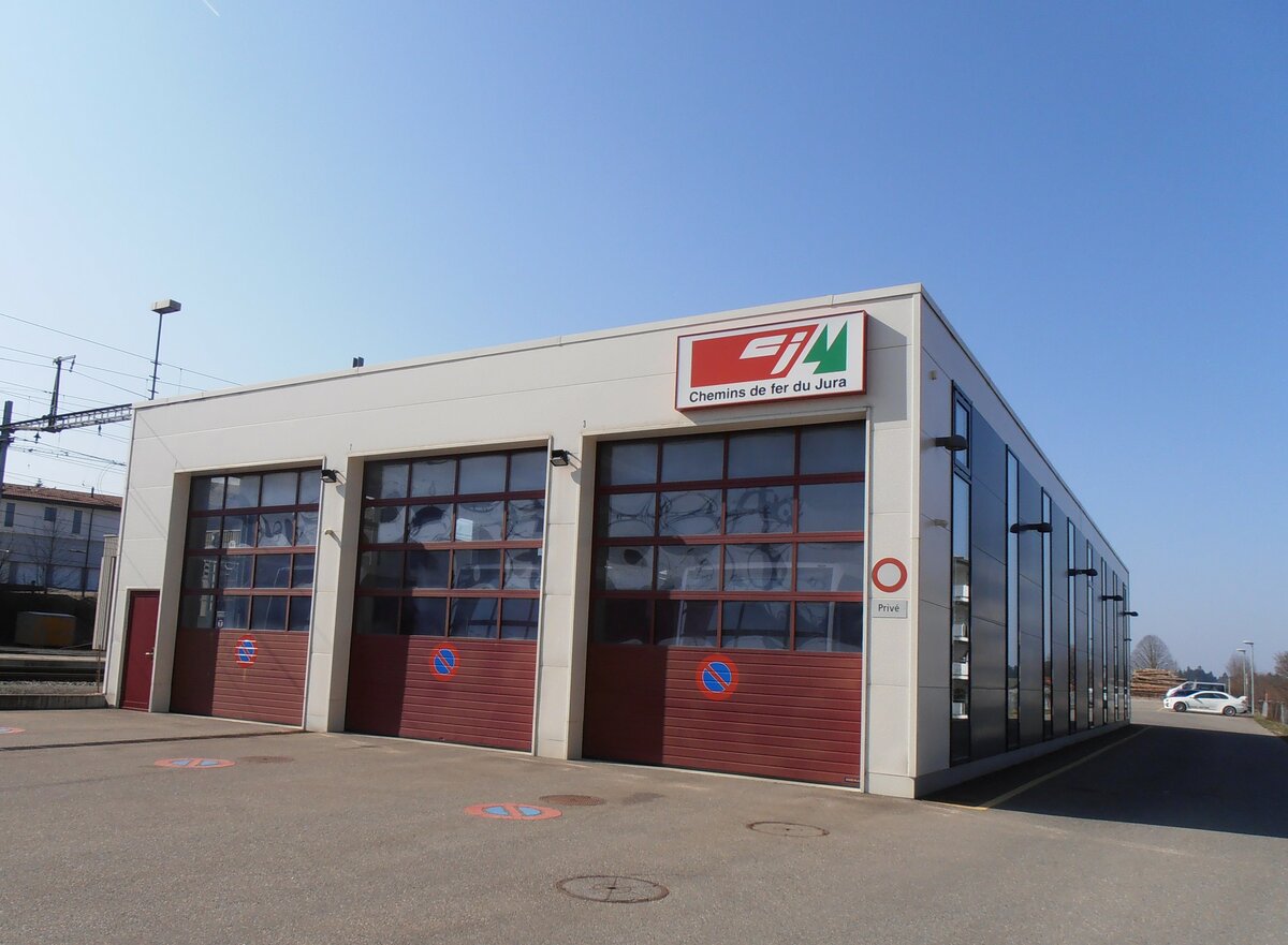 (234'063) - CJ-Busgarage am 26. M�rz 2022 beim Bahnhof Saignel�gier
