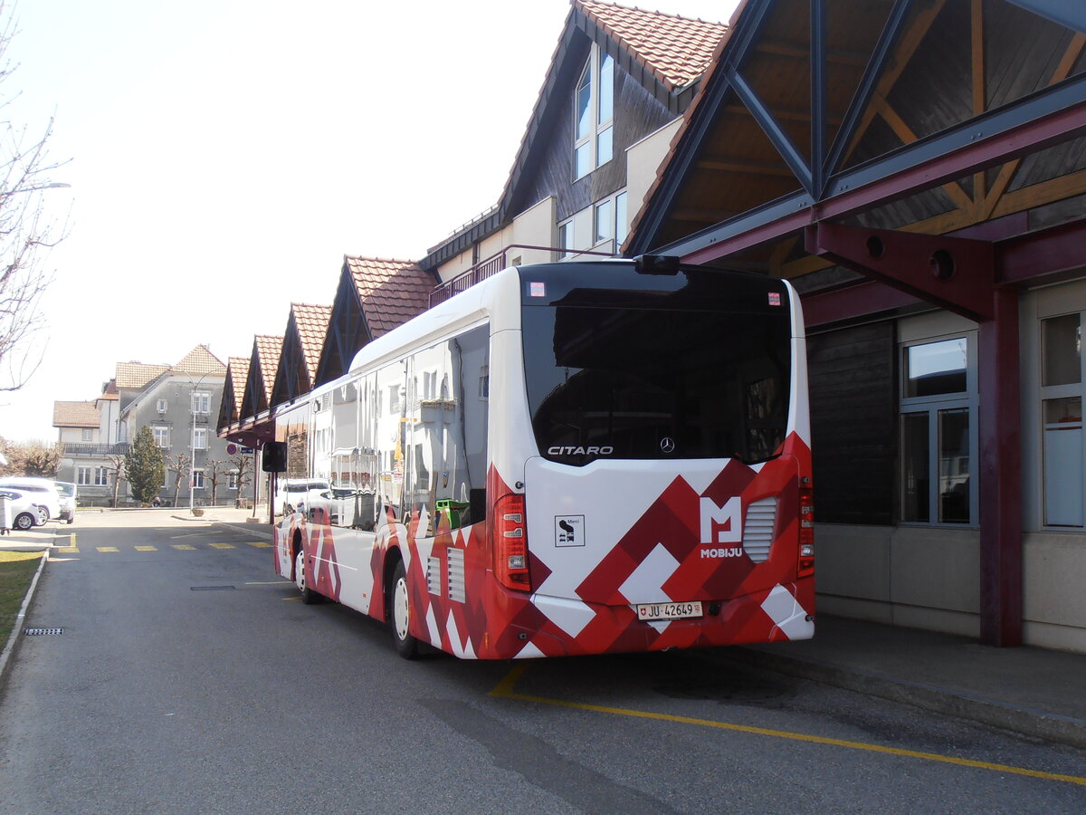 (234'066) - CarPostal Ouest - JU 42'649 - Mercedes (ex CJ Tramelan Nr. 130) am 26. M�rz 2022 beim Bahnhof Saignel�gier