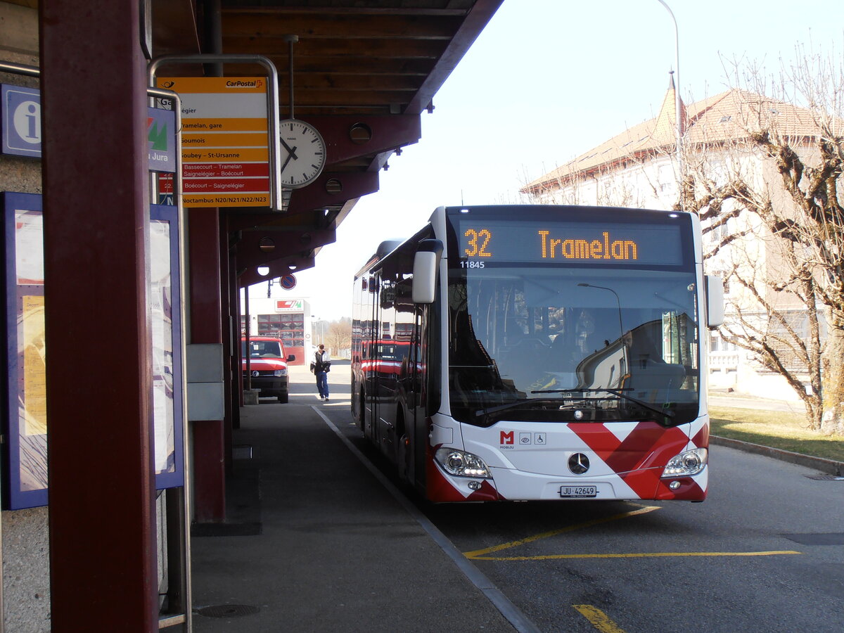 (234'067) - CarPostal Ouest - JU 42'649 - Mercedes (ex CJ Tramelan Nr. 130) am 26. M�rz 2022 beim Bahnhof Saignel�gier