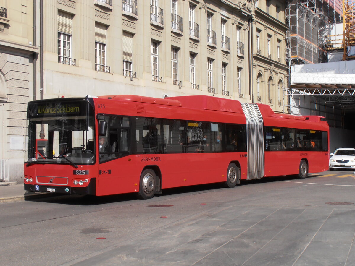 (234'123) - Bernmobil, Bern - Nr. 825/BE 612'825 - Volvo am 28. M�rz 2022 in Bern, Bundesplatz